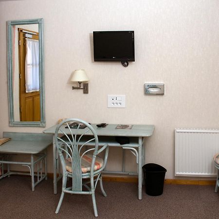 Hotel De Normandie Conches-en-Ouche ภายนอก รูปภาพ