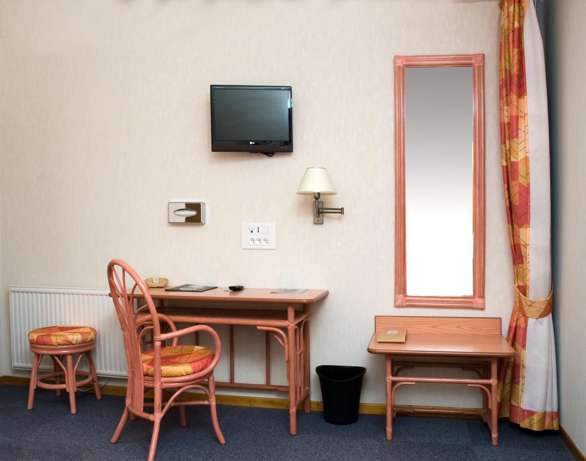 Hotel De Normandie Conches-en-Ouche ภายนอก รูปภาพ